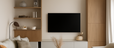 Desen digital al unei femei elegante cu părul lung și ondulat, purtând o rochie roșie, pe un fundal modern și abstract.